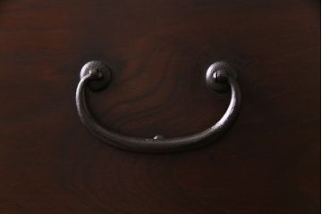 アンティーク家具　昭和期　前面ケヤキ材　松の金具がアクセントの鉄脚付き時代箪笥ローチェスト(ローボード、リビングボード、衣装箪笥)