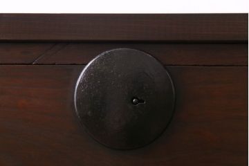 アンティーク家具　昭和期　前面ケヤキ材　松の金具がアクセントの鉄脚付き時代箪笥ローチェスト(ローボード、リビングボード、衣装箪笥)
