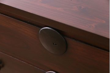 アンティーク家具　昭和期　前面ケヤキ材　松の金具がアクセントの鉄脚付き時代箪笥ローチェスト(ローボード、リビングボード、衣装箪笥)