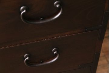 アンティーク家具　昭和期　前面ケヤキ材　松の金具がアクセントの鉄脚付き時代箪笥ローチェスト(ローボード、リビングボード、衣装箪笥)