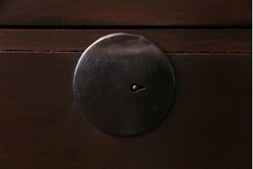 アンティーク家具　昭和期　前面ケヤキ材　松の金具がアクセントの鉄脚付き時代箪笥ローチェスト(ローボード、リビングボード、衣装箪笥)