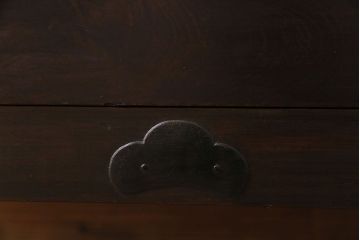 アンティーク家具　昭和期　前面ケヤキ材　松の金具がアクセントの鉄脚付き時代箪笥ローチェスト(ローボード、リビングボード、衣装箪笥)