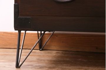 アンティーク家具　昭和期　前面ケヤキ材　松の金具がアクセントの鉄脚付き時代箪笥ローチェスト(ローボード、リビングボード、衣装箪笥)
