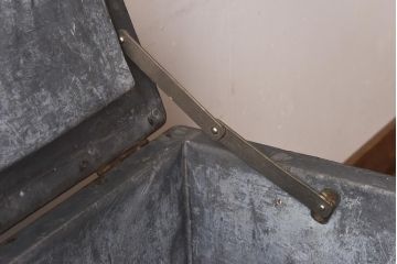 アンティーク雑貨　昭和レトロ　栓材・鉛板張り　奥行スリムな蓋付き木箱(収納箱)