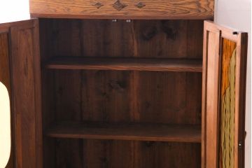 アンティーク家具　昭和中期　大正ロマン　色ガラス入り　扉のデザインが印象的な本箱(収納棚、キャビネット)