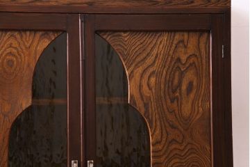 アンティーク家具　昭和中期　大正ロマン　色ガラス入り　扉のデザインが印象的な本箱(収納棚、キャビネット)