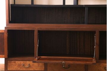 アンティーク家具　和製アンティーク　三方ケヤキ材　上手物　凝った作りが存在感を放つ茶箪笥(収納棚、飾り棚、茶棚)