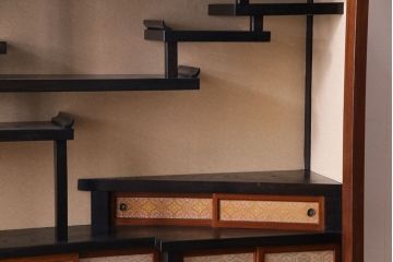 アンティーク家具　和製アンティーク　三方ケヤキ材　上手物　凝った作りが存在感を放つ茶箪笥(収納棚、飾り棚、茶棚)