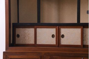 アンティーク家具　和製アンティーク　三方ケヤキ材　上手物　凝った作りが存在感を放つ茶箪笥(収納棚、飾り棚、茶棚)
