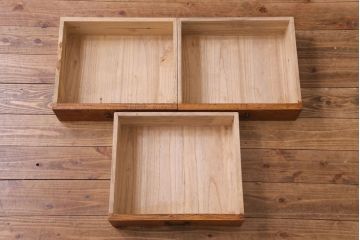 アンティーク家具　和製アンティーク　三方ケヤキ材　上手物　凝った作りが存在感を放つ茶箪笥(収納棚、飾り棚、茶棚)