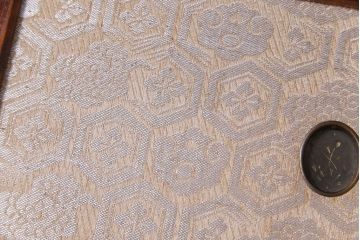 アンティーク家具　和製アンティーク　三方ケヤキ材　上手物　凝った作りが存在感を放つ茶箪笥(収納棚、飾り棚、茶棚)