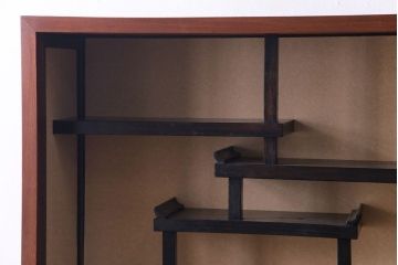 アンティーク家具　和製アンティーク　三方ケヤキ材　上手物　凝った作りが存在感を放つ茶箪笥(収納棚、飾り棚、茶棚)