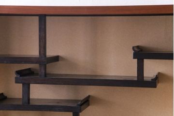 アンティーク家具　和製アンティーク　三方ケヤキ材　上手物　凝った作りが存在感を放つ茶箪笥(収納棚、飾り棚、茶棚)