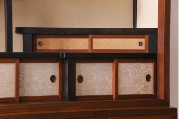 アンティーク家具　和製アンティーク　三方ケヤキ材　上手物　凝った作りが存在感を放つ茶箪笥(収納棚、飾り棚、茶棚)