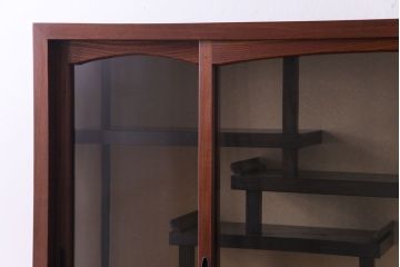 アンティーク家具　和製アンティーク　三方ケヤキ材　上手物　凝った作りが存在感を放つ茶箪笥(収納棚、飾り棚、茶棚)