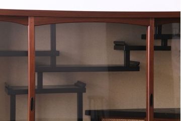 アンティーク家具　和製アンティーク　三方ケヤキ材　上手物　凝った作りが存在感を放つ茶箪笥(収納棚、飾り棚、茶棚)