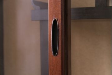 アンティーク家具　和製アンティーク　三方ケヤキ材　上手物　凝った作りが存在感を放つ茶箪笥(収納棚、飾り棚、茶棚)