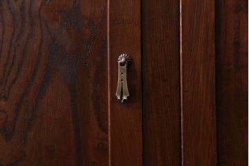 アンティーク家具　和製アンティーク　三方ケヤキ材　上手物　凝った作りが存在感を放つ茶箪笥(収納棚、飾り棚、茶棚)