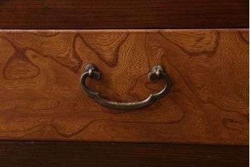 アンティーク家具　和製アンティーク　三方ケヤキ材　上手物　凝った作りが存在感を放つ茶箪笥(収納棚、飾り棚、茶棚)