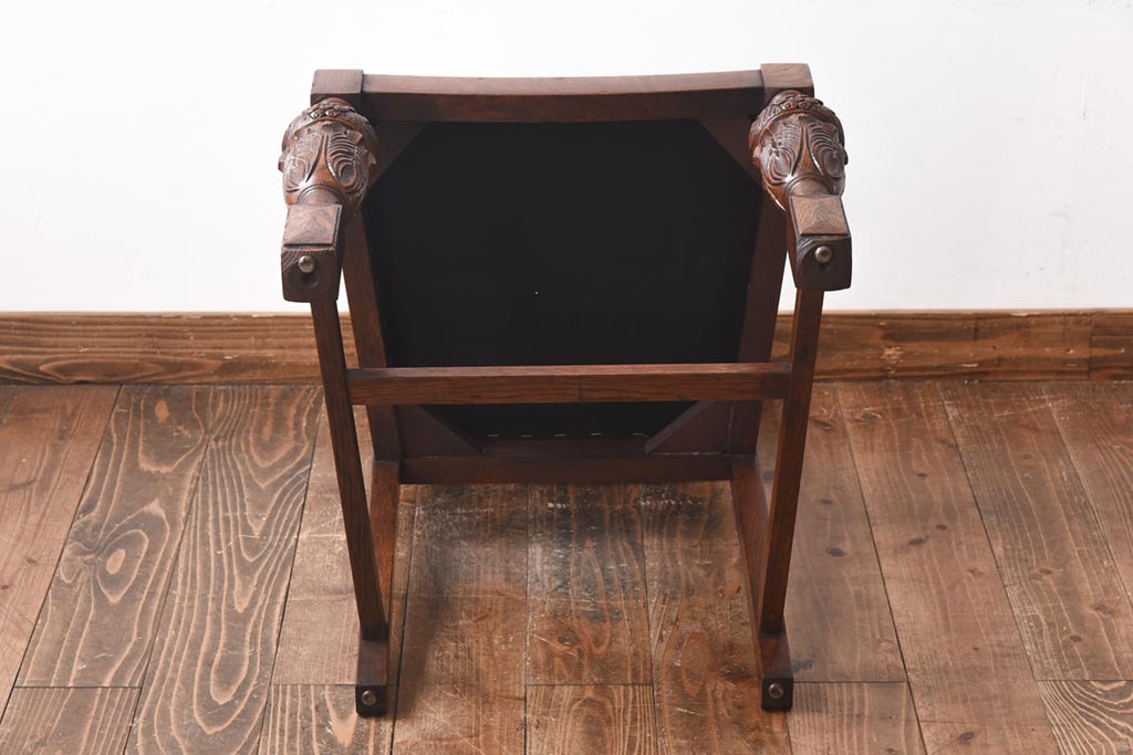 アンティーク家具 イギリスアンティーク オーク材 本革 彫刻の意匠がおしゃれなチェア(ダイニングチェア、椅子)