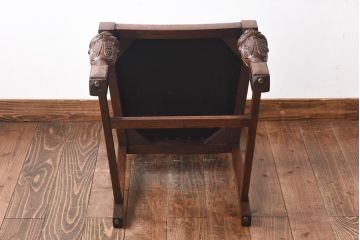 アンティーク家具　イギリスアンティーク　オーク材　本革　彫刻の意匠がおしゃれなチェア(ダイニングチェア、椅子)