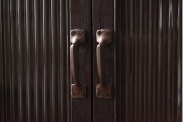 レトロ家具　和製アンティーク　カバ材製　上手物　レトロシックな佇まいが魅力のブックケース(キャビネット、収納棚、本箱)