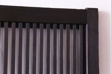 昭和レトロ　倹飩式裏ガラス　万華鏡のような花柄の帯ガラスが愛らしいガラス入り格子戸(ガラス帯戸、引き戸、建具)