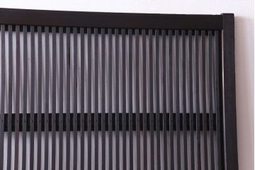 昭和レトロ　倹飩式裏ガラス　万華鏡のような花柄の帯ガラスが愛らしいガラス入り格子戸(ガラス帯戸、引き戸、建具)