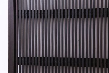 昭和レトロ　倹飩式裏ガラス　万華鏡のような花柄の帯ガラスが愛らしいガラス入り格子戸(ガラス帯戸、引き戸、建具)