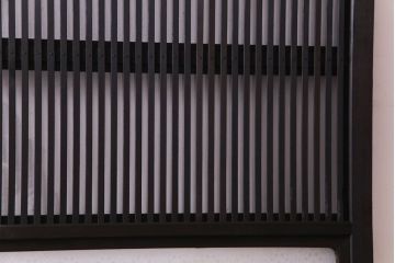 昭和レトロ　倹飩式裏ガラス　万華鏡のような花柄の帯ガラスが愛らしいガラス入り格子戸(ガラス帯戸、引き戸、建具)