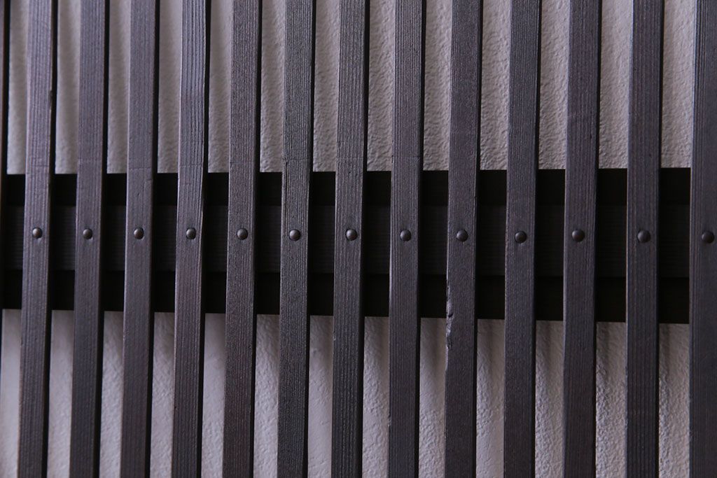 昭和レトロ　倹飩式裏ガラス　万華鏡のような花柄の帯ガラスが愛らしいガラス入り格子戸(ガラス帯戸、引き戸、建具)