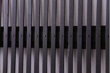 昭和レトロ　倹飩式裏ガラス　万華鏡のような花柄の帯ガラスが愛らしいガラス入り格子戸(ガラス帯戸、引き戸、建具)