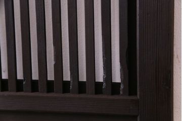 昭和レトロ　倹飩式裏ガラス　万華鏡のような花柄の帯ガラスが愛らしいガラス入り格子戸(ガラス帯戸、引き戸、建具)