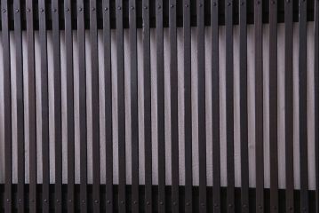 昭和レトロ　倹飩式裏ガラス　万華鏡のような花柄の帯ガラスが愛らしいガラス入り格子戸(ガラス帯戸、引き戸、建具)