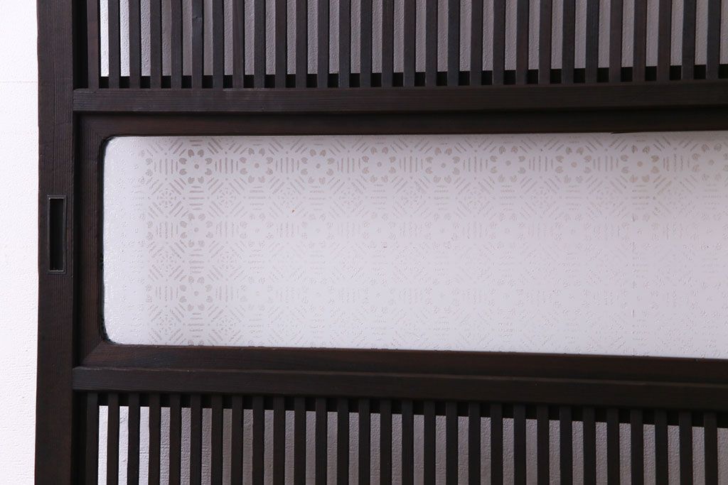 昭和レトロ　倹飩式裏ガラス　万華鏡のような花柄の帯ガラスが愛らしいガラス入り格子戸(ガラス帯戸、引き戸、建具)