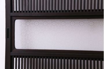 昭和レトロ　倹飩式裏ガラス　万華鏡のような花柄の帯ガラスが愛らしいガラス入り格子戸(ガラス帯戸、引き戸、建具)