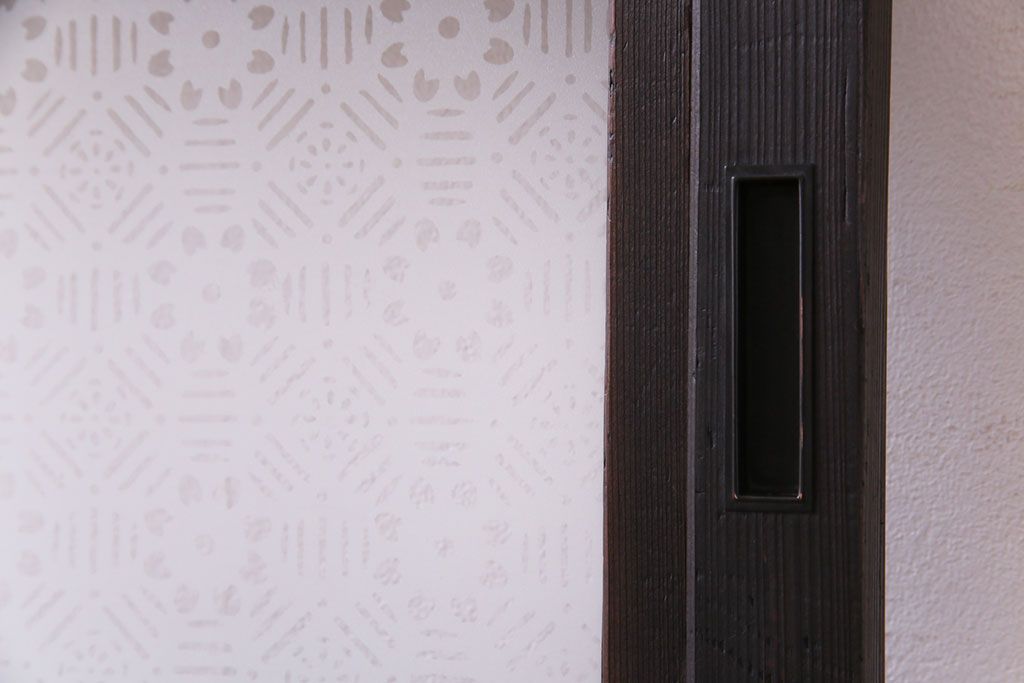 昭和レトロ　倹飩式裏ガラス　万華鏡のような花柄の帯ガラスが愛らしいガラス入り格子戸(ガラス帯戸、引き戸、建具)