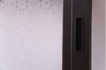 昭和レトロ　倹飩式裏ガラス　万華鏡のような花柄の帯ガラスが愛らしいガラス入り格子戸(ガラス帯戸、引き戸、建具)