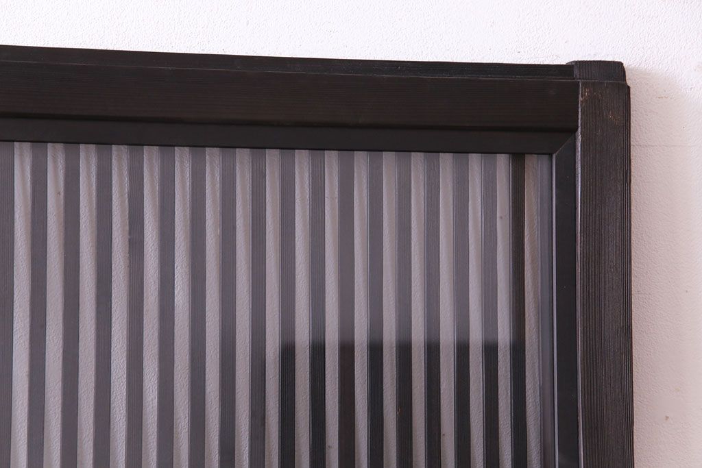 昭和レトロ　倹飩式裏ガラス　万華鏡のような花柄の帯ガラスが愛らしいガラス入り格子戸(ガラス帯戸、引き戸、建具)