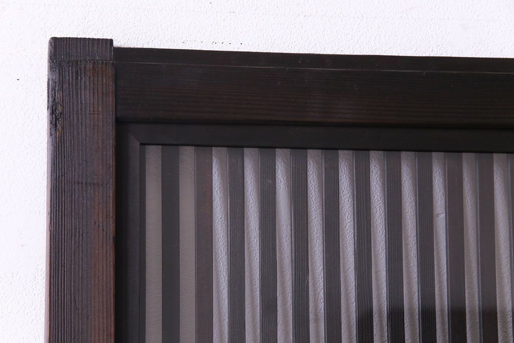 昭和レトロ　倹飩式裏ガラス　万華鏡のような花柄の帯ガラスが愛らしいガラス入り格子戸(ガラス帯戸、引き戸、建具)