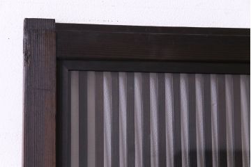 昭和レトロ　倹飩式裏ガラス　万華鏡のような花柄の帯ガラスが愛らしいガラス入り格子戸(ガラス帯戸、引き戸、建具)