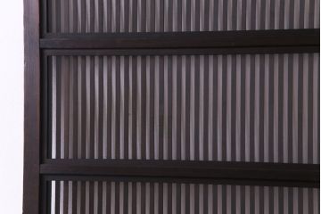 昭和レトロ　倹飩式裏ガラス　万華鏡のような花柄の帯ガラスが愛らしいガラス入り格子戸(ガラス帯戸、引き戸、建具)