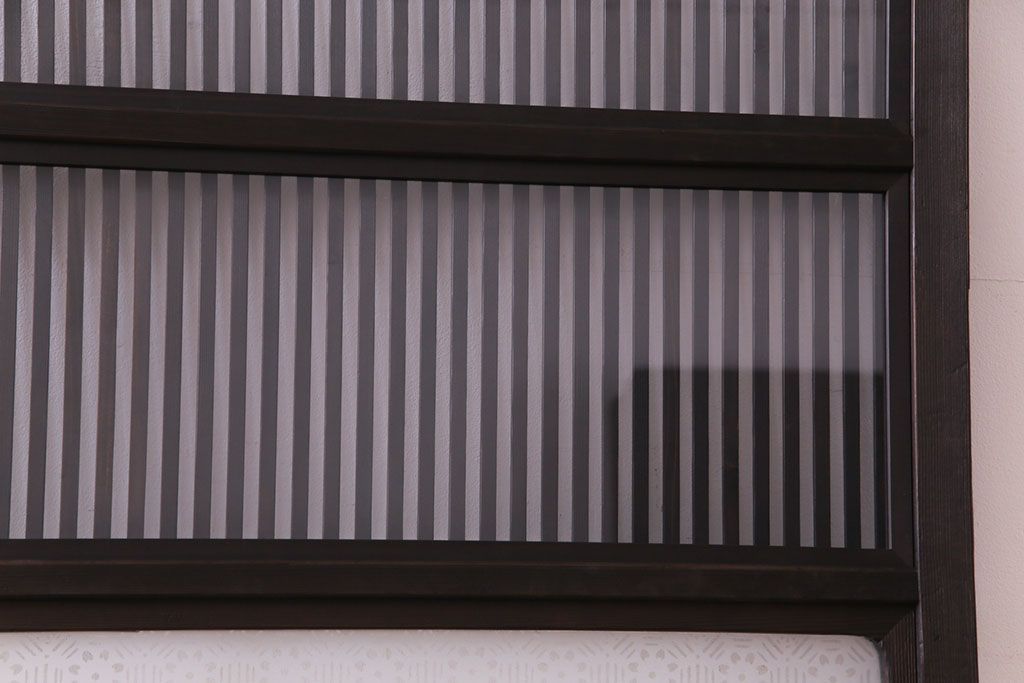 昭和レトロ　倹飩式裏ガラス　万華鏡のような花柄の帯ガラスが愛らしいガラス入り格子戸(ガラス帯戸、引き戸、建具)