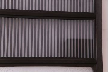 昭和レトロ　倹飩式裏ガラス　万華鏡のような花柄の帯ガラスが愛らしいガラス入り格子戸(ガラス帯戸、引き戸、建具)