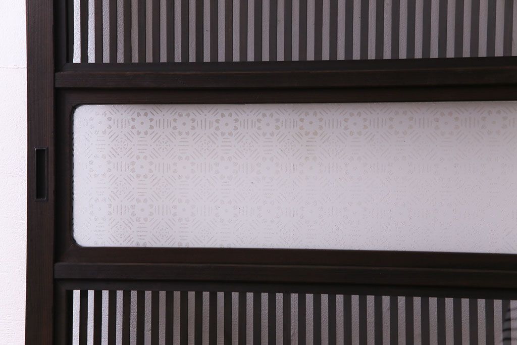 昭和レトロ　倹飩式裏ガラス　万華鏡のような花柄の帯ガラスが愛らしいガラス入り格子戸(ガラス帯戸、引き戸、建具)