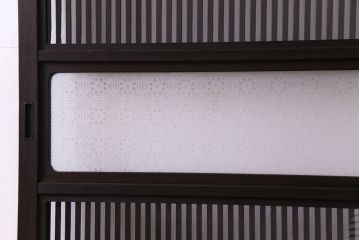 昭和レトロ　倹飩式裏ガラス　万華鏡のような花柄の帯ガラスが愛らしいガラス入り格子戸(ガラス帯戸、引き戸、建具)