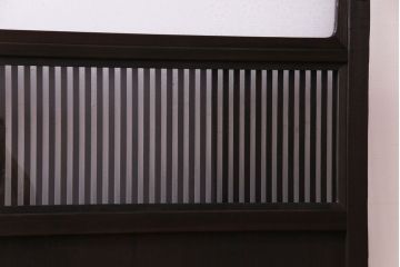 昭和レトロ　倹飩式裏ガラス　万華鏡のような花柄の帯ガラスが愛らしいガラス入り格子戸(ガラス帯戸、引き戸、建具)