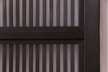 昭和レトロ　倹飩式裏ガラス　万華鏡のような花柄の帯ガラスが愛らしいガラス入り格子戸(ガラス帯戸、引き戸、建具)