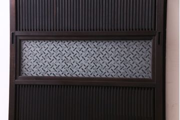 昭和レトロ　倹飩式裏ガラス　腰板ケヤキ材　松竹梅の帯ガラスがユニークな格子戸(ガラス帯戸、引き戸、建具)