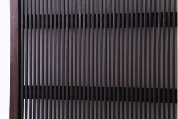 昭和レトロ　倹飩式裏ガラス　腰板ケヤキ材　松竹梅の帯ガラスがユニークな格子戸(ガラス帯戸、引き戸、建具)